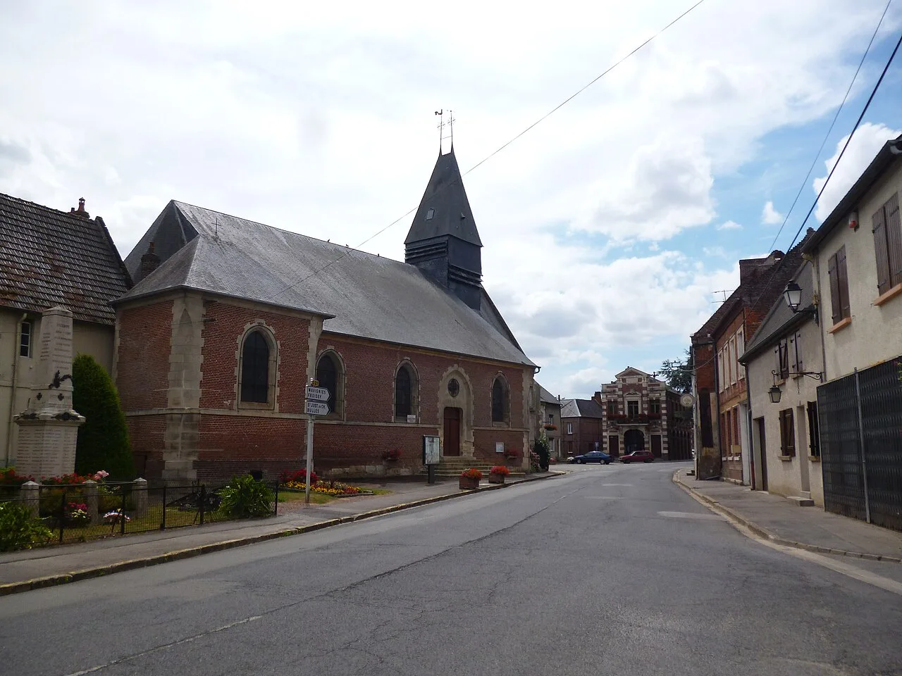 Eglise Saint-Léger et mairie d'Ansauvillers (Oise)